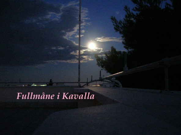 Fullmåne i Kavalla efter att mörkret fallit
